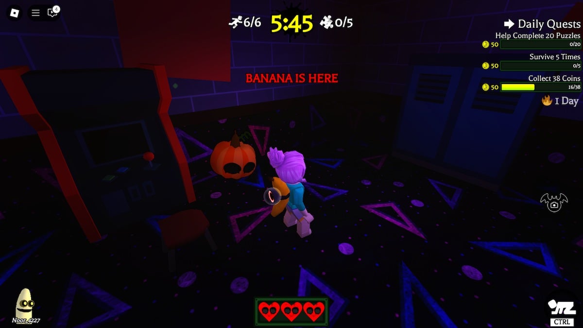 Quả bí bên cạnh máy arcade trong phòng Arcade ở Banana Eats trên Roblox.